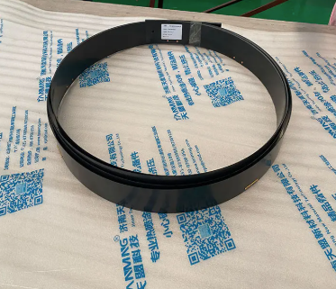 Raspador de fibra de carbono com uso de material composto para máquina de papel 
